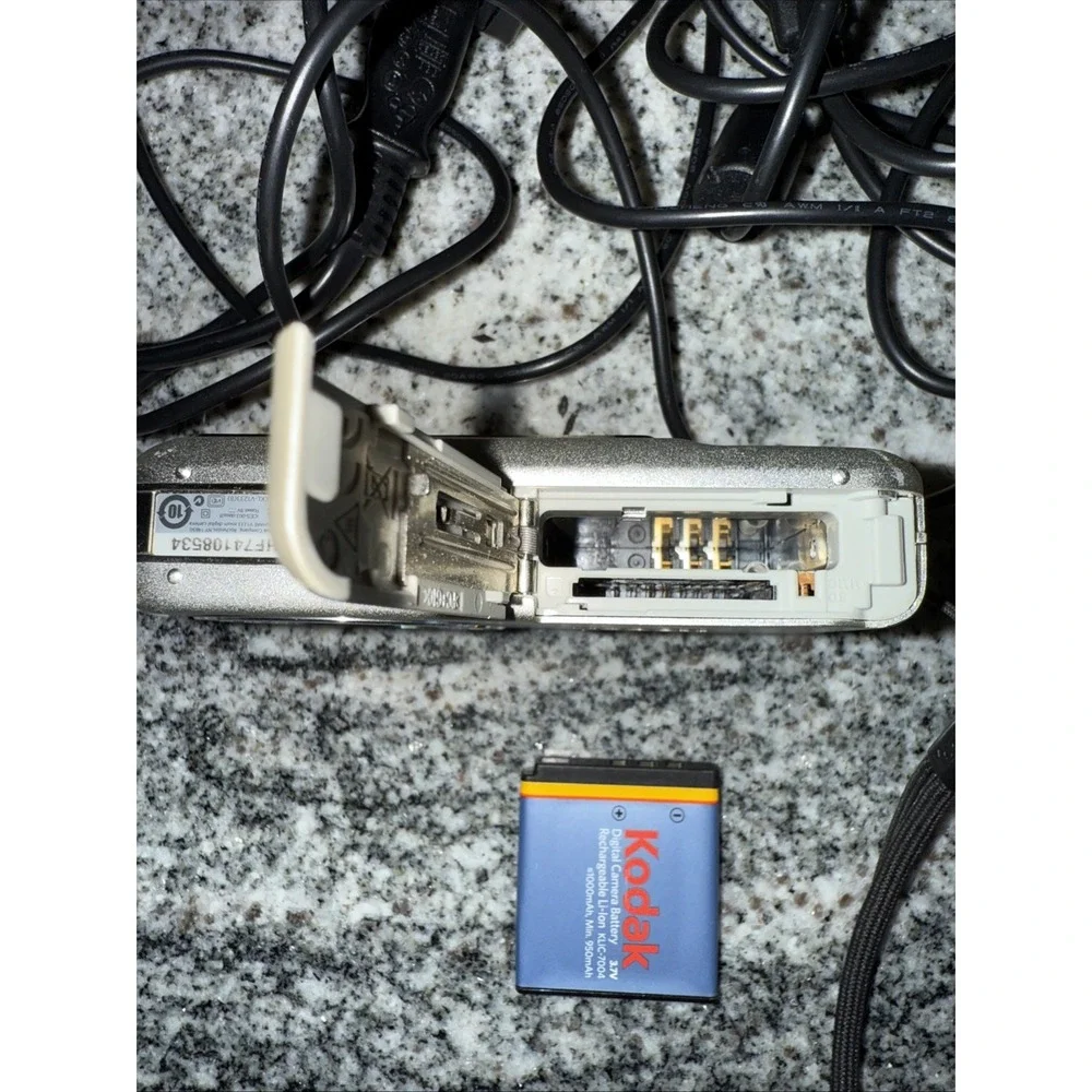 Kodak EasyShare V1233 12.0MP Digital Camera Silver Tested Charger transfer cable